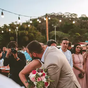 Um convidado fotografando os noivos.