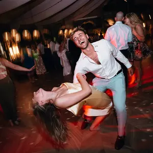 Um casal dançando.